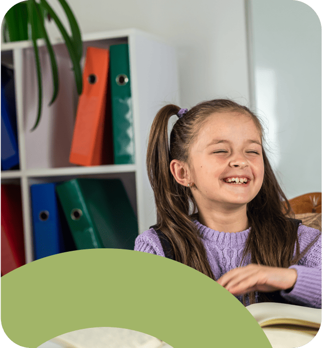 niña sonriendo en clase