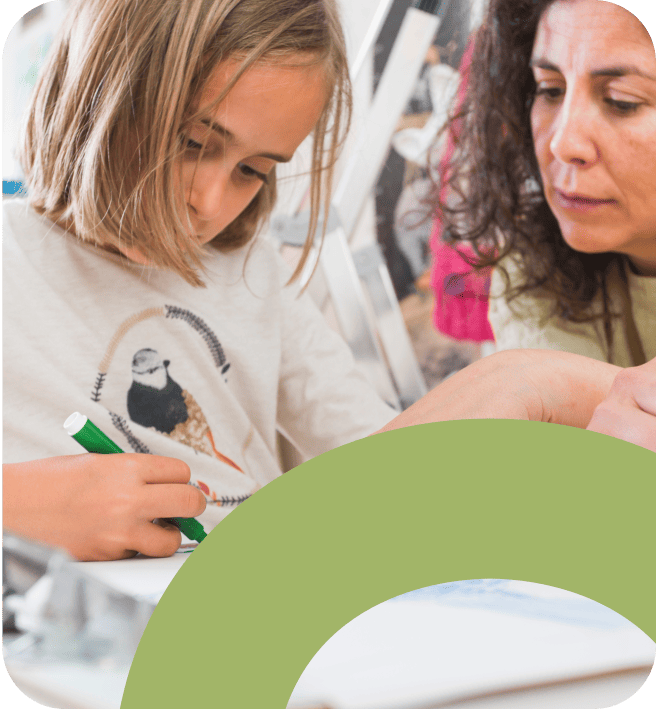 niña dibujando con un rotulador verde