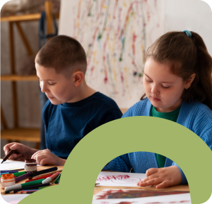 niños aprenden y dibujan juntos
