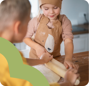 niños amasando una masa en la cocina